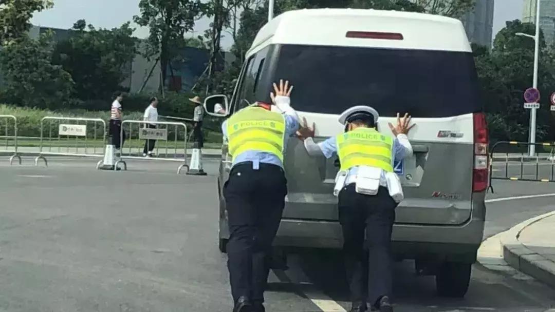 金鼎老人“十一”假期去淇澳岛游玩，33℃高温下中暑呕吐不止！急坏老伴！