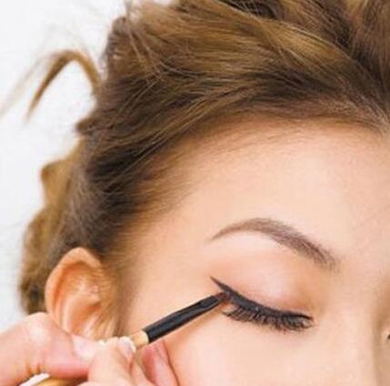 画好眼妆眼线不晕染的关键所在,内双画眼线总是晕染