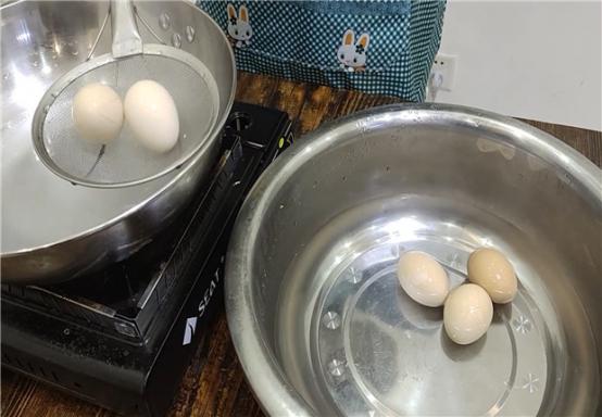 煮鸡蛋这样做鸡蛋软嫩鲜香好剥壳,白水煮鸡蛋怎么煮好剥壳