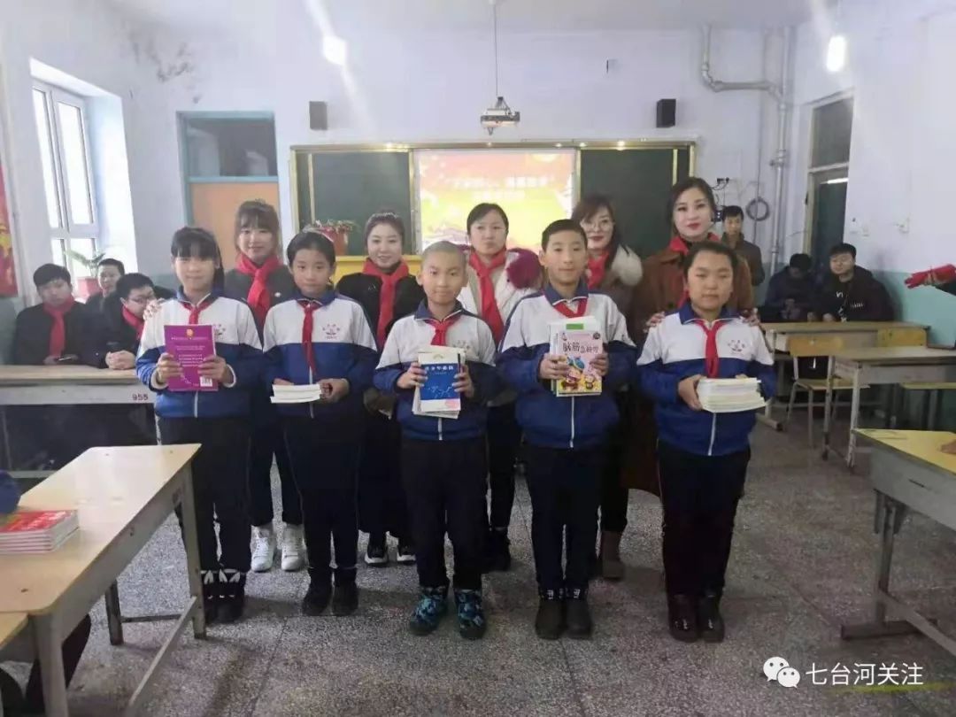 七台河电商人为龙湖矿龙兴学校捐赠7000元图书，设立爱心图书角