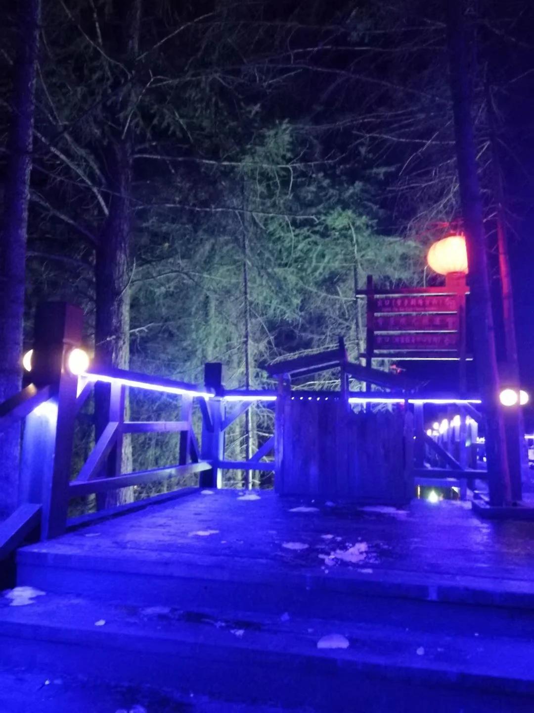 小小双峰冷凝紫气，壮美山河雪掩行踪