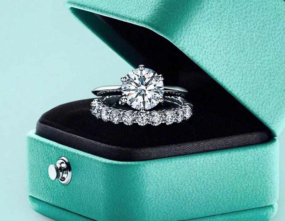 为什么现在人都喜欢定制钻戒,如何用最少的钱买最大的钻戒