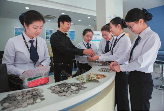 银行不小心给储户多存了钱，储户将这些钱用了，银行会怎么处理？