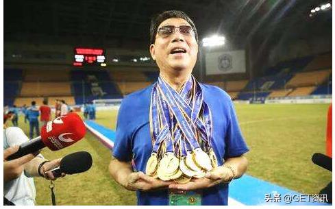 徐根宝足坛,徐根宝为国足颁奖