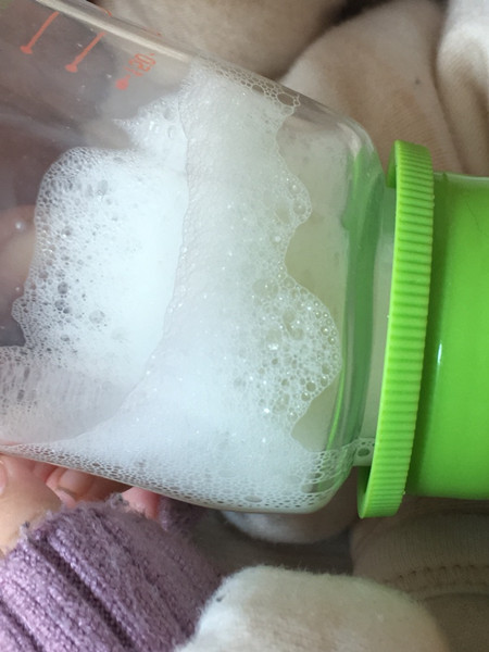 给宝宝冲奶粉时总是有泡沫，可能是这4个原因，宝妈需要了解
