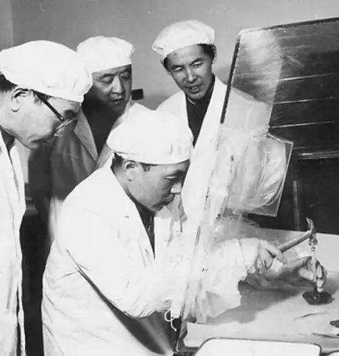 美国人登月球是真是假,阿波罗登月拿回月岩了吗