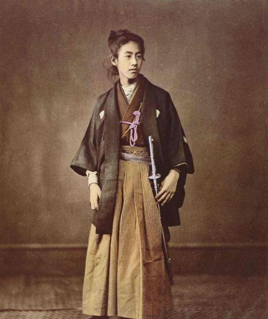 日本少将森秀树死像可笑，200斤体重趴在墙上，肛门被捅穿而死