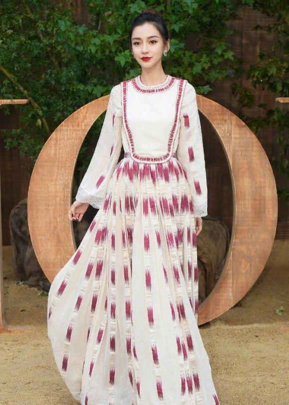 杨颖穿着短裙回国少女感十足，多套巴黎看秀造型也都美翻外网