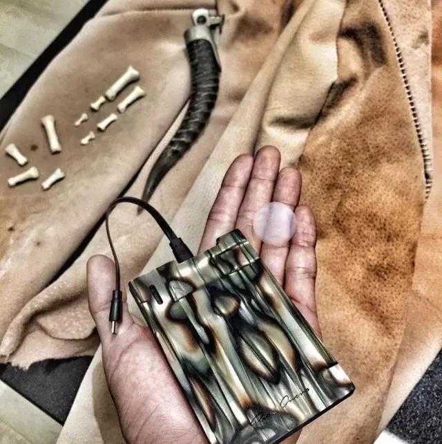 富二代人骨皮包的真实图片,人骨皮包真相曝光