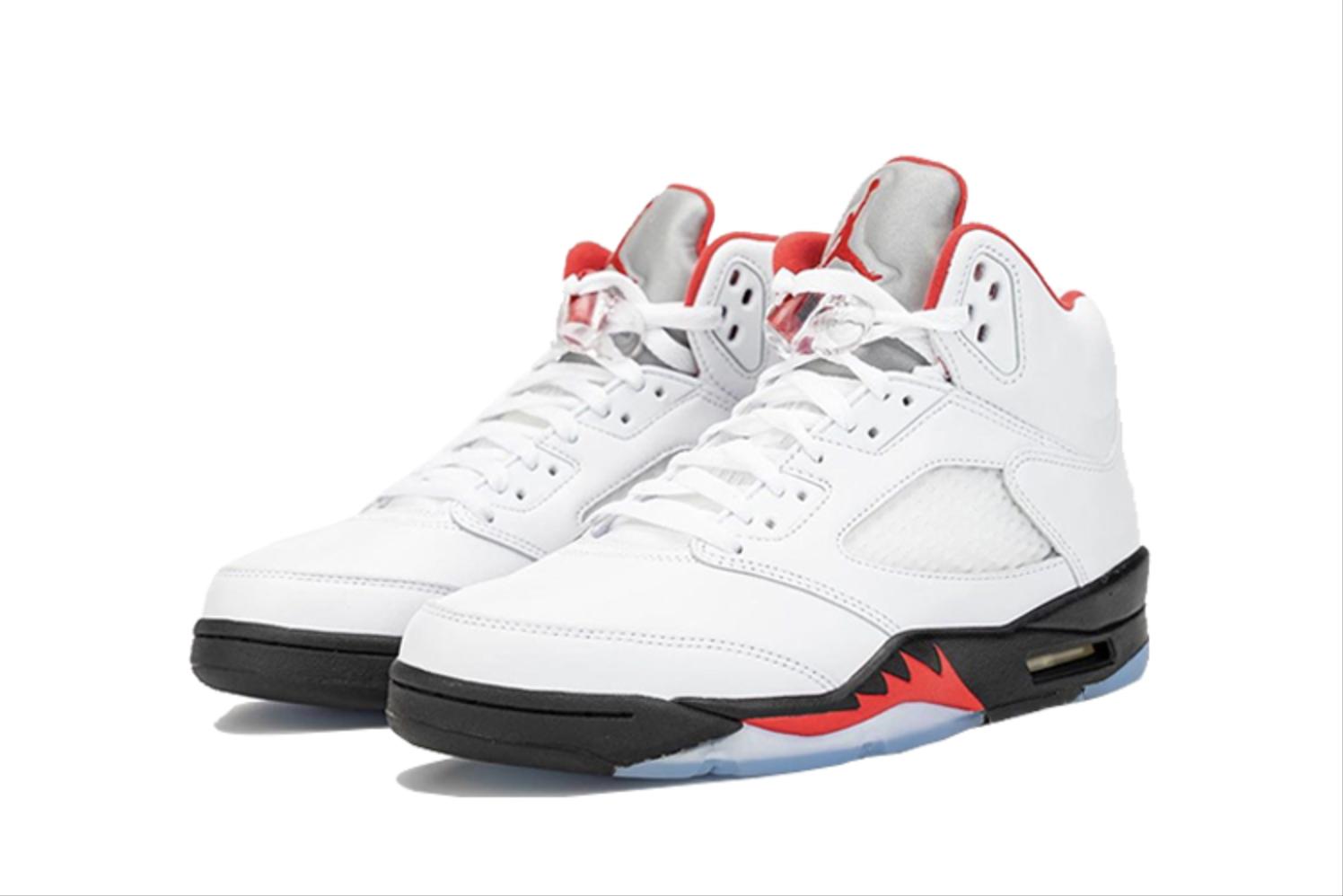 加上NFO科技，这一波联名有内味了：361°X足球小将小白鞋体验