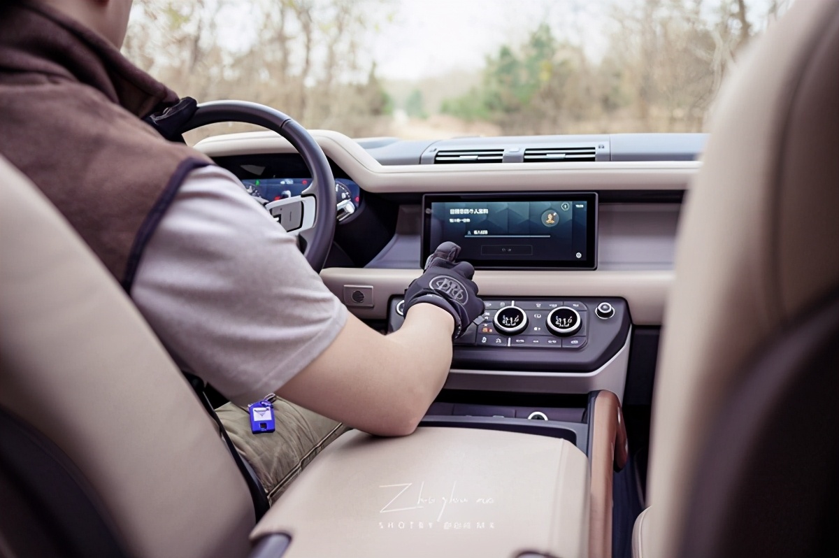 来自500年*火军**商的周边装备，情人节送男友一份“硬核”套装