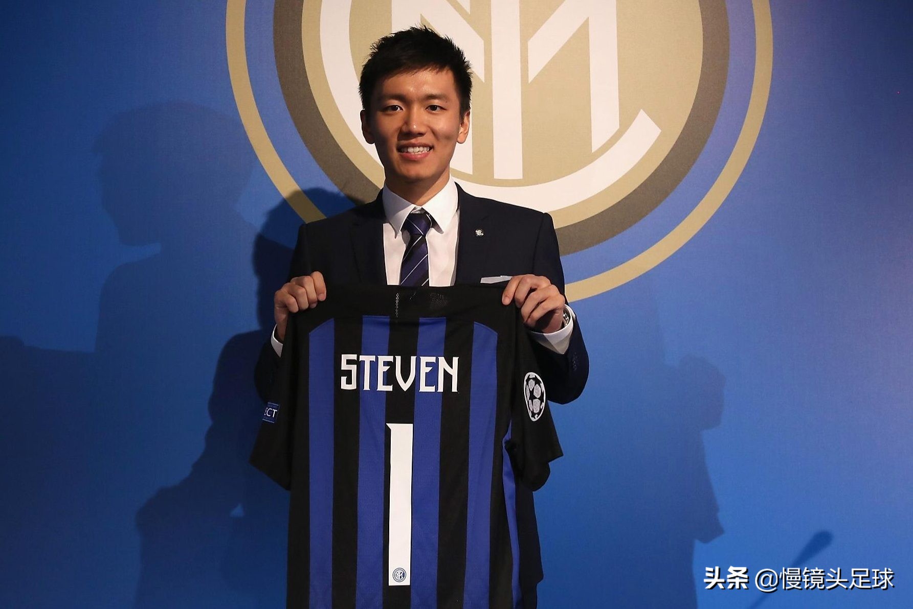 巴萨主帅遭质疑？曝更衣室大佬抱怨战术，冬窗挖张康阳的非卖品