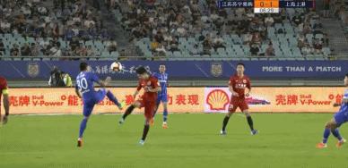 面对近3万江苏球迷的空场抗议，苏宁迎来了一场输球又输人的*案惨**