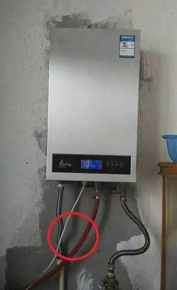 热水器下边一个管子卸不掉怎么办,热水器下面一个管漏了怎么更换