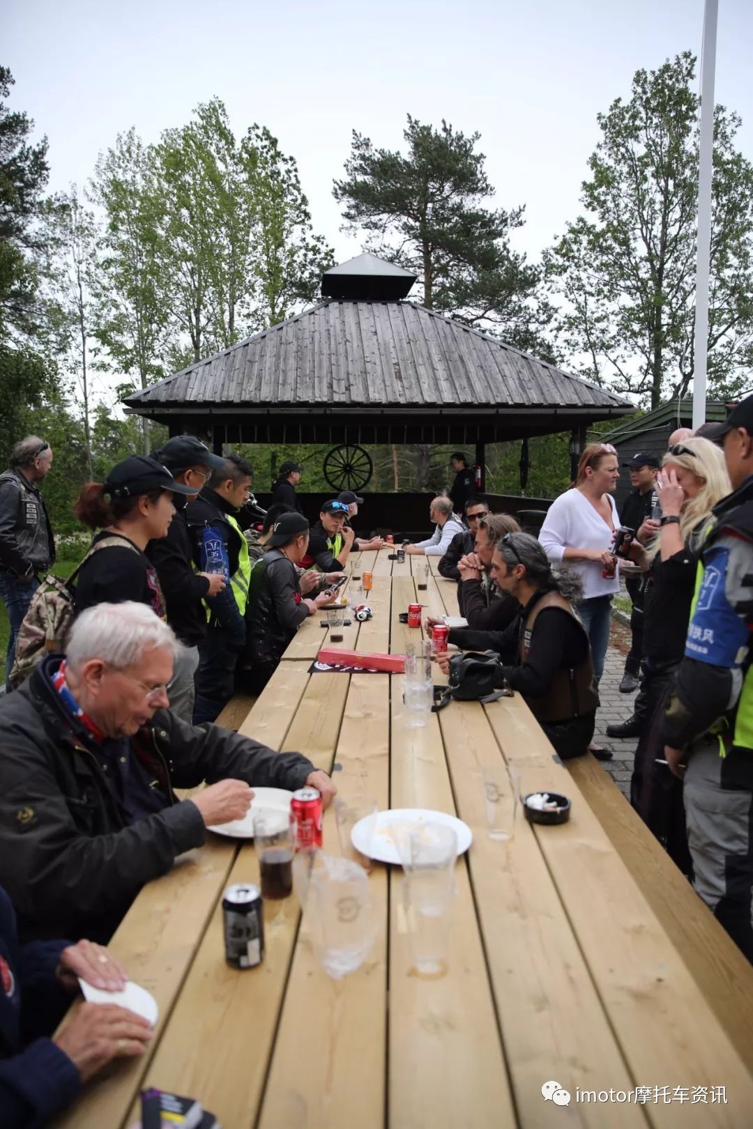 又是来自深圳的摩托车俱乐部！这次他们踏上了北欧的*途征**