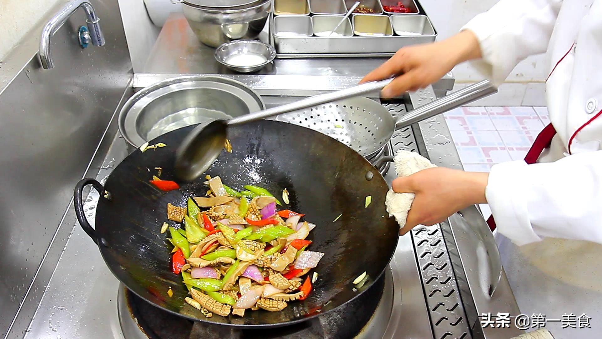 厨师长炒的腰花鲜嫩不老，原来是有窍门，不单单是30秒爆炒出锅