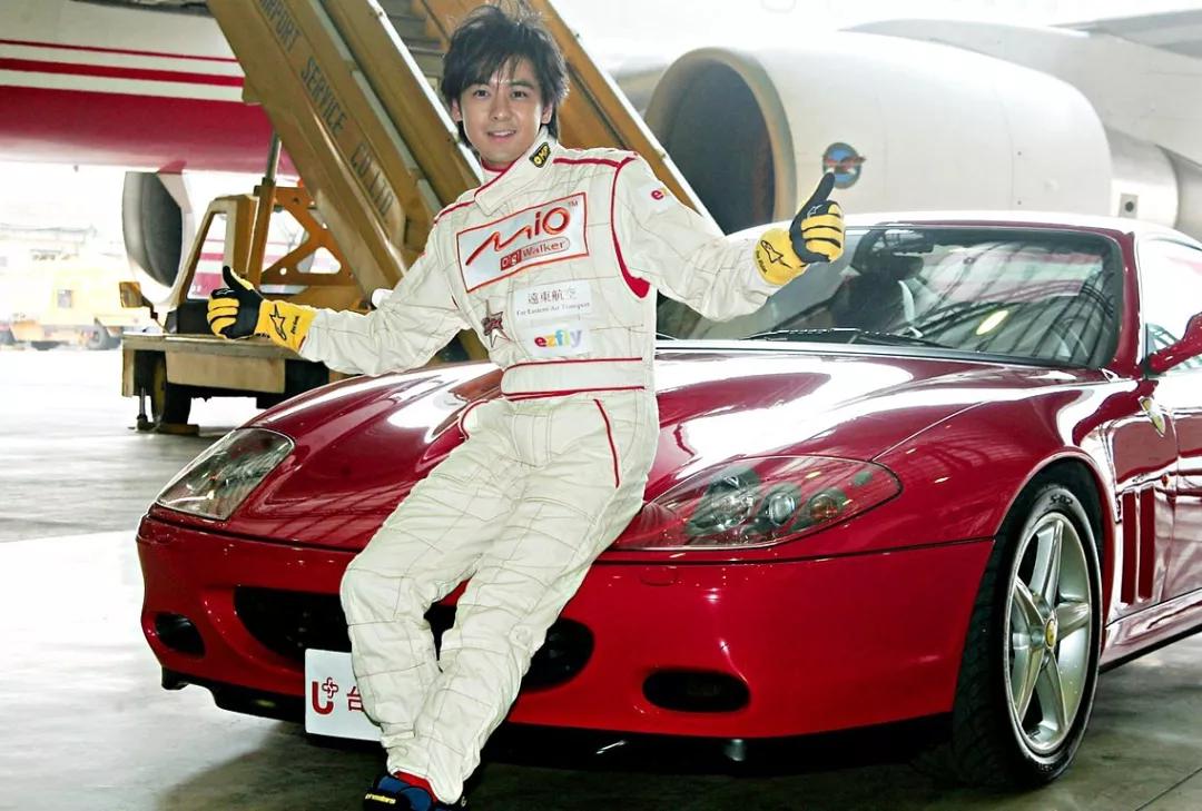 演艺圈里的职业赛车手,他是三个孩子的爸爸的英文怎么说