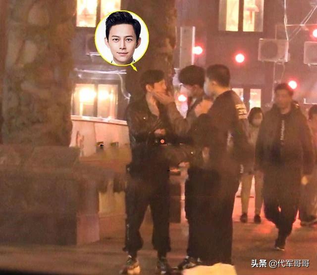 与何炅上演摸脸杀,何炅被人摸脸视频