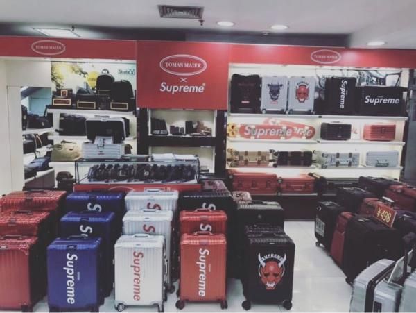 supreme大号行李箱,中国大妈在美国机场