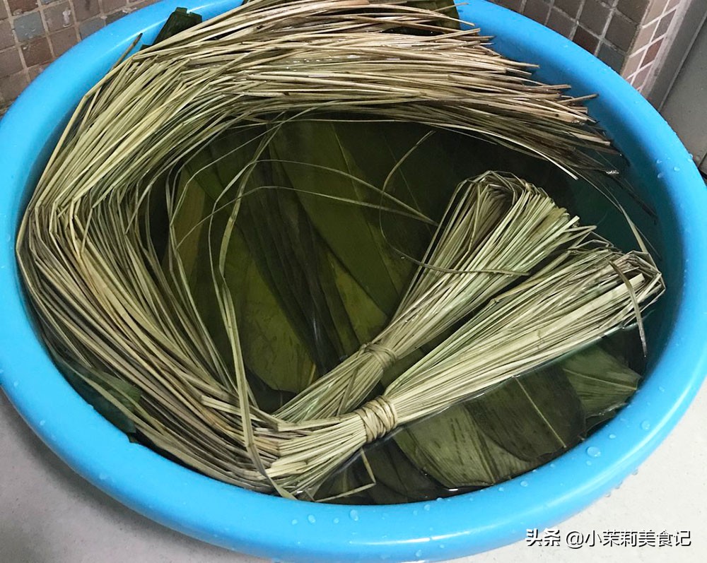 煮粽子叶子的时候要加什么,煮粽子怎样使叶子不变黄
