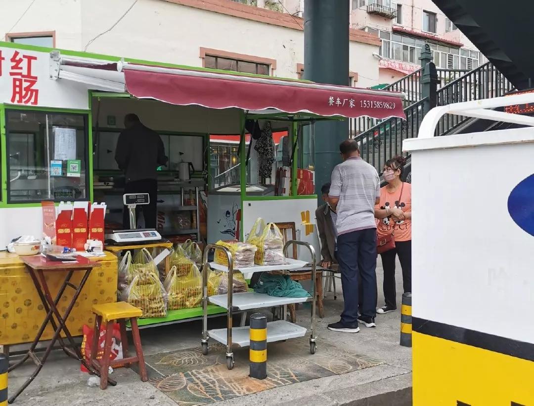 为了这根红肠，一群人在零下一二十度的气温中排队几个小时。