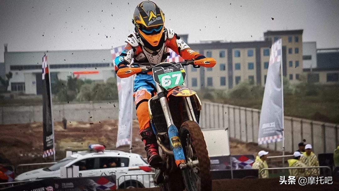 这摩托真好喝。。。不对....这酒真好骑！