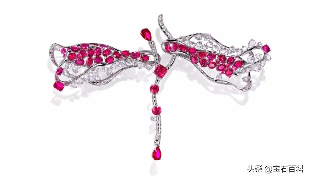 戴红宝石,戴红宝石的女人