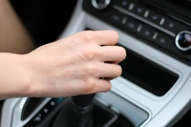 陡坡起步，先松离合还是先松手刹？顺序一旦弄错有车毁人亡的危险