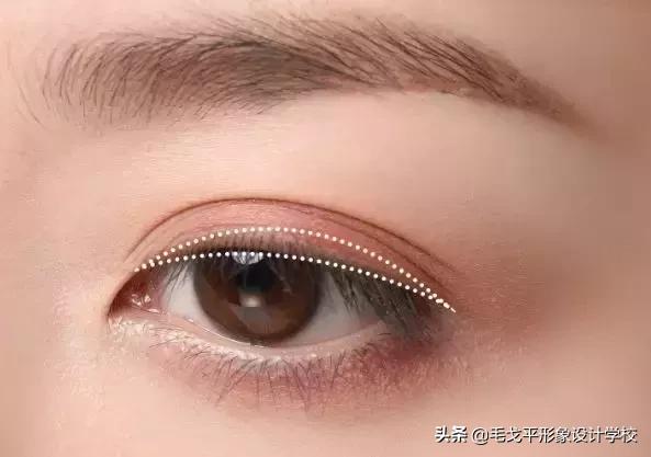 眼线一笔成型教学,眼线一画就成梯形
