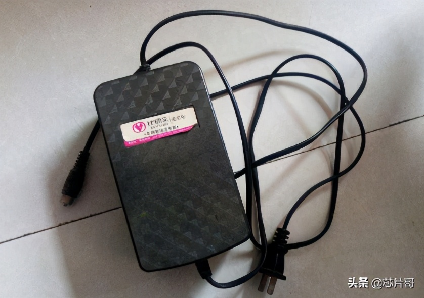 用劣质的充电器给电动车充电,劣质电动车充电器对电路的危害