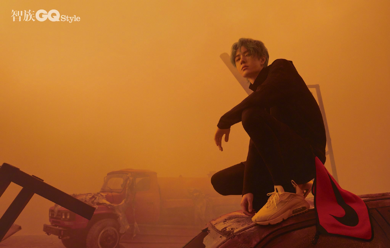 王一博身着黑色金丝长衫亮相,王一博的时尚穿搭酷盖帅气十足