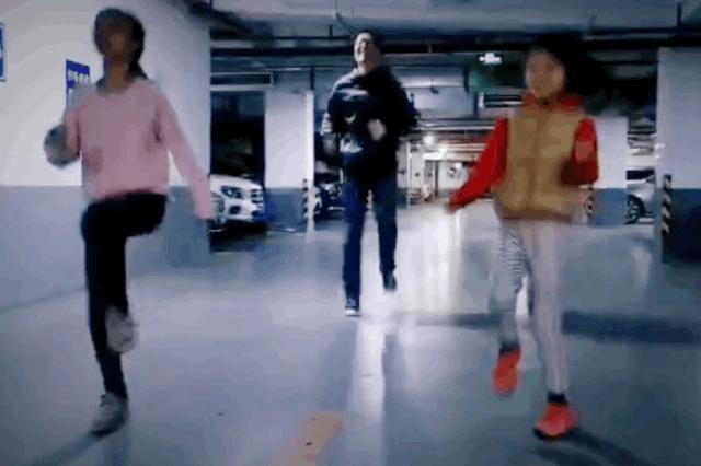 两个小孩给妈妈做大餐,两个女孩给爸妈做饭