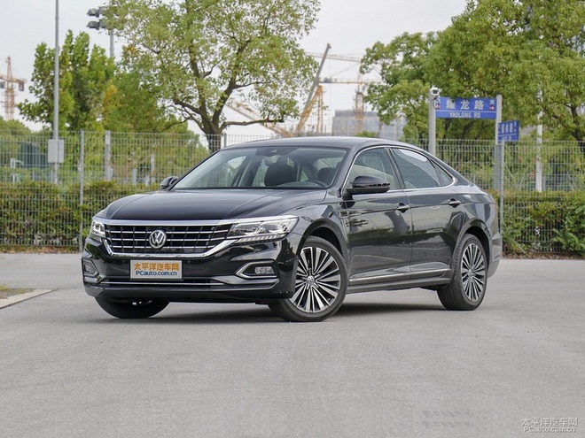 新车引擎盖大面积喷漆维权,坐引擎盖奔驰车主维权