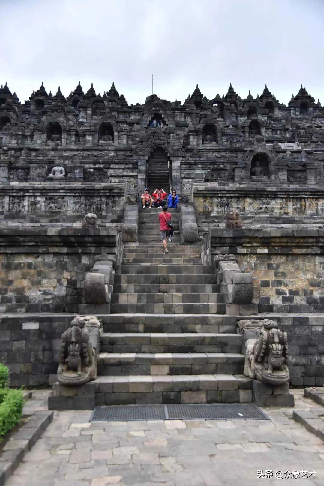 世界最大的佛寺在哪里,婆罗浮屠塔附近寺庙