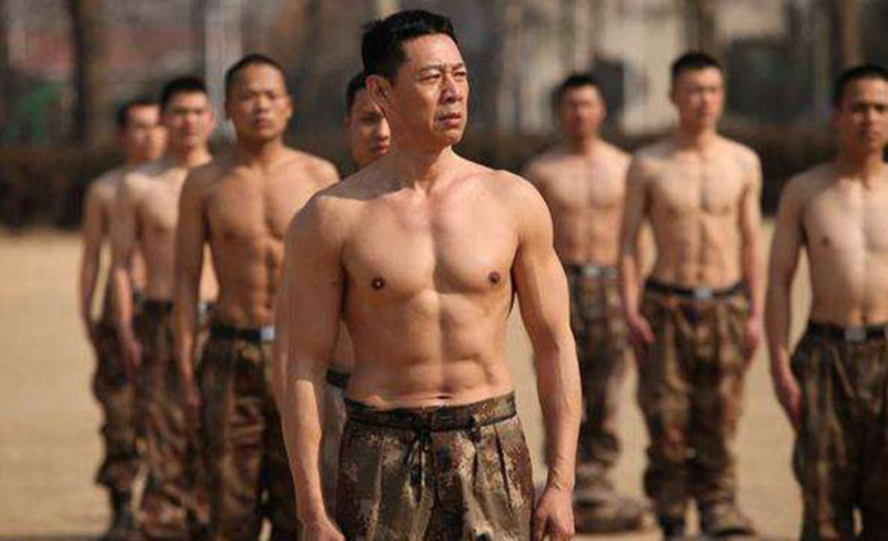 他是影帝，实力派演员，63岁越老越帅，与新妻的浪漫情史让人感佩