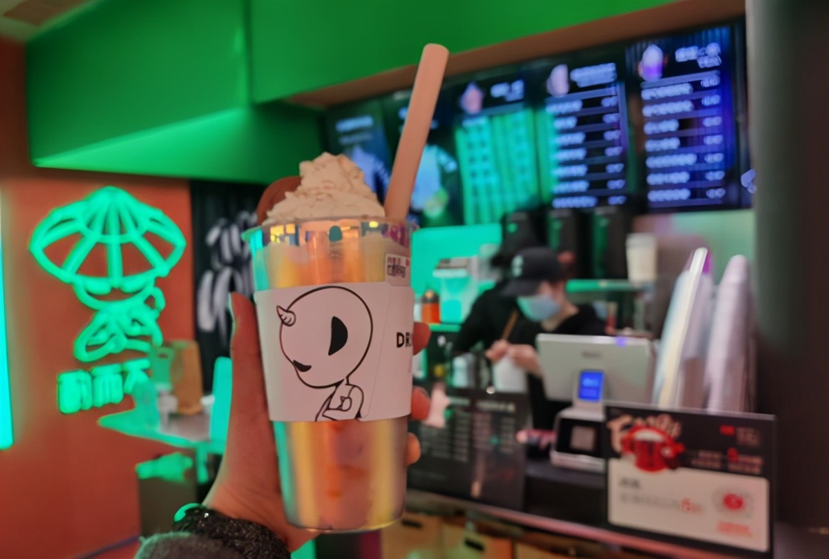 鸡尾酒装进奶茶杯,鸡尾酒受年轻人欢迎