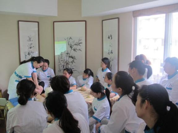 产后奶胀可以热敷吗,产后乳胀痛怎么缓解