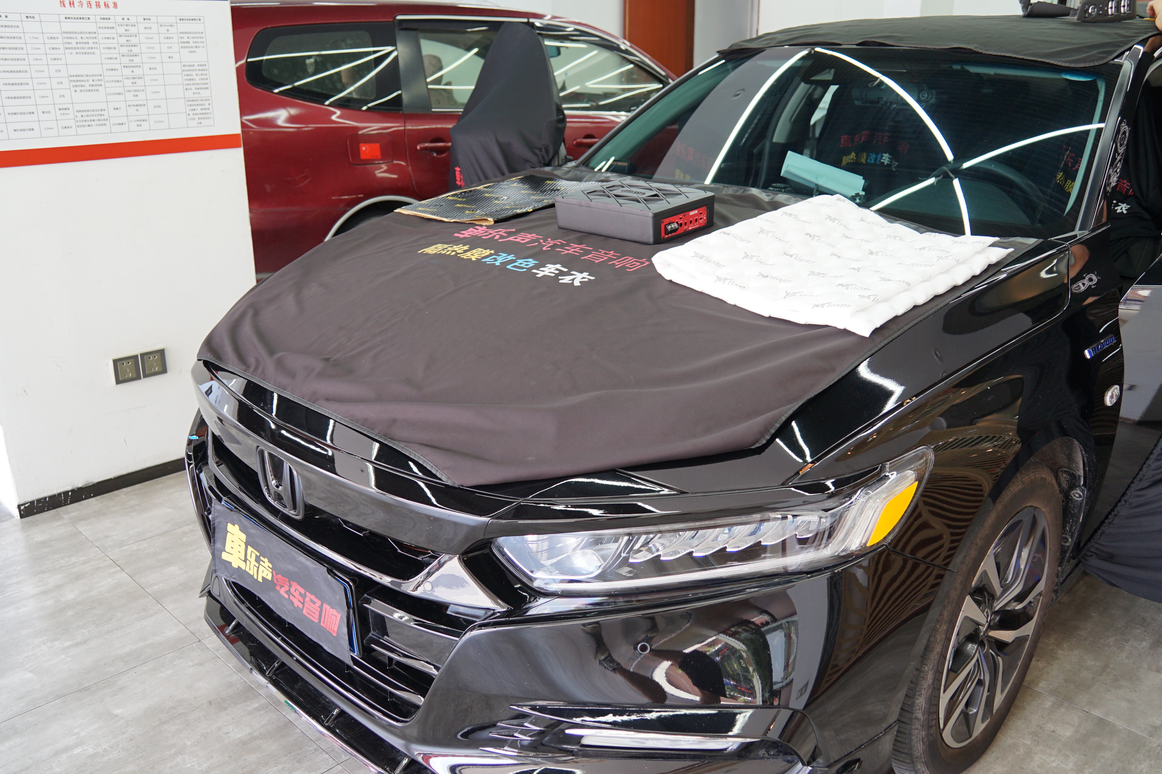 本田雅阁改装超薄爱威V8低音炮追求好音乐-广州车乐声汽车音响