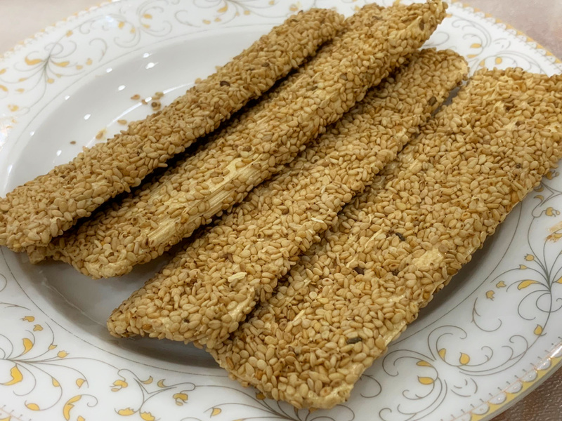 这种糖只有北方才有卖，香甜不粘牙，吃多牙不疼，老人孩子都爱吃