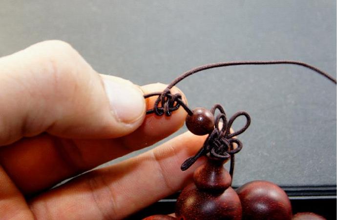 佛珠手链三通穿法及吉祥结编法,橡皮筋佛珠三通的穿法慢步骤