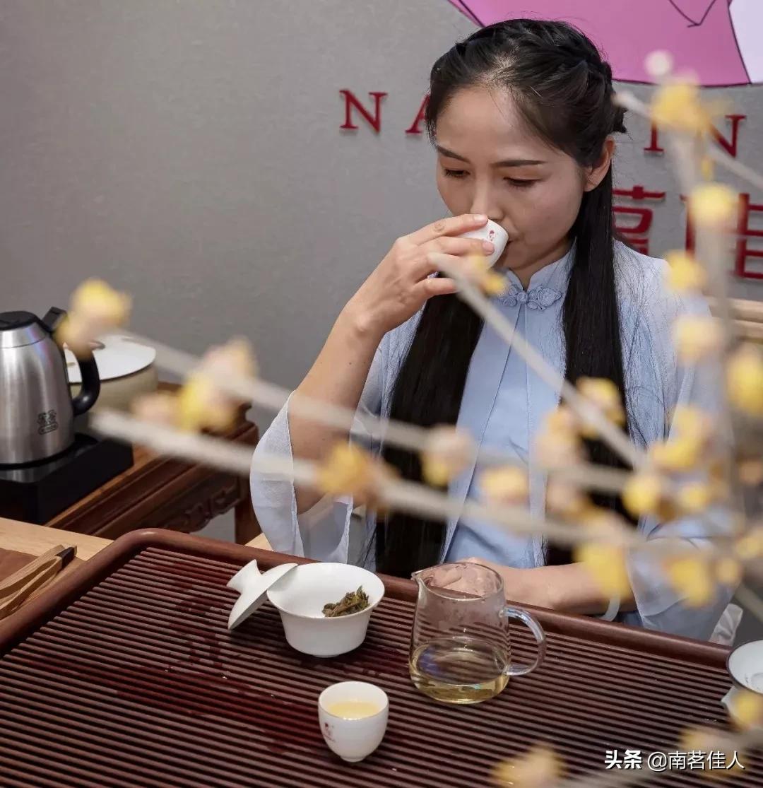 偷得浮生半日闲与君同饮一壶茶,花间浅酌一壶酒浮生偷得半日闲