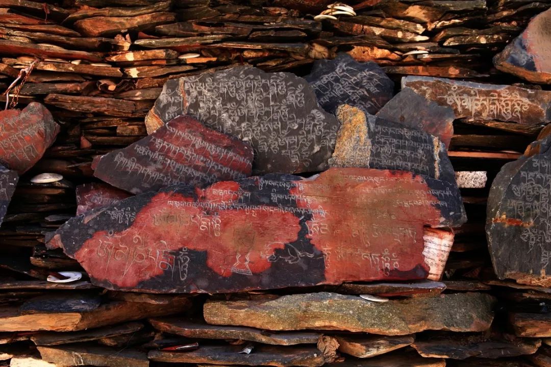 玛尼石凝固在石头上的信仰,玛尼石藏文