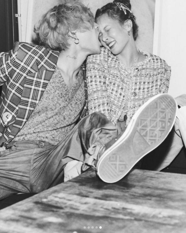 泫雅从明星到草根网红之路,为何同是甜蜜晒恩爱张杰与谢娜就不行