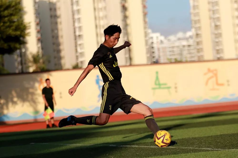 走一起去看nba,看场军营足球赛