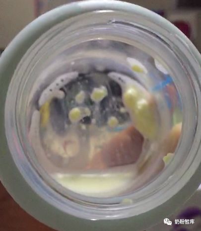 冲奶粉有小颗粒挂杯壁上怎么回事,冲奶粉的时候老是有奶块该咋办