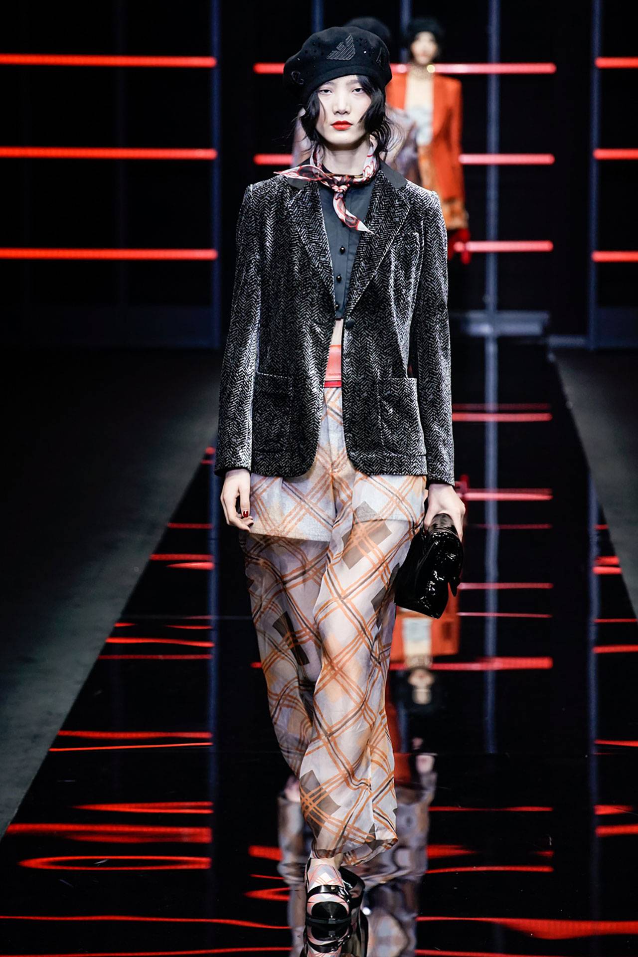 阿玛尼送一朵白花,阿玛尼情意绵绵