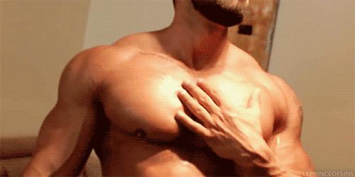 胸肌动得厉害是怎么回事,腹肌和胸肌都很大还会动