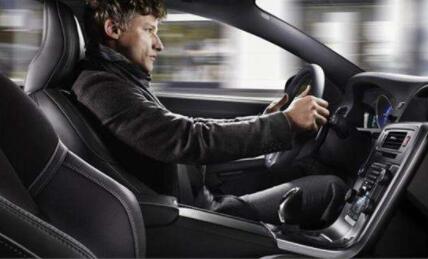 方向盘跑偏是什么原因,汽车刹车方向盘跑偏怎么解决