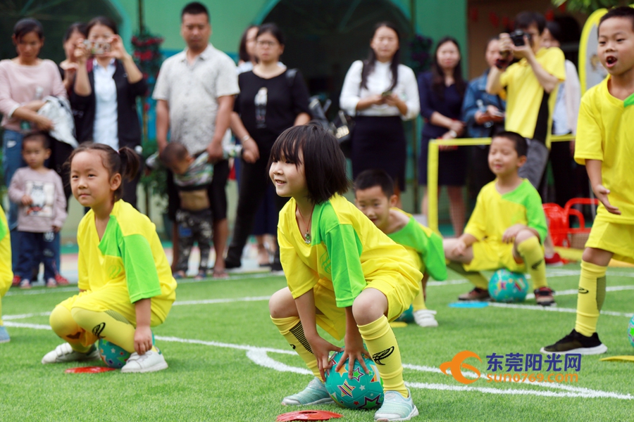 足球从娃娃抓起原视频,足球教育从幼儿抓起