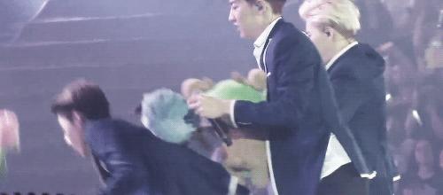 exo十一周年见面会照片灿烈,exo十一周年见面会灿烈介绍自己